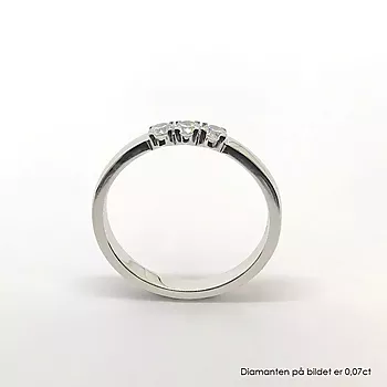 Bilde nummer 3 av Pan Jewelry, Angelica alliansering i 585 hvitt gull med diamanter 0,15 ct WSI