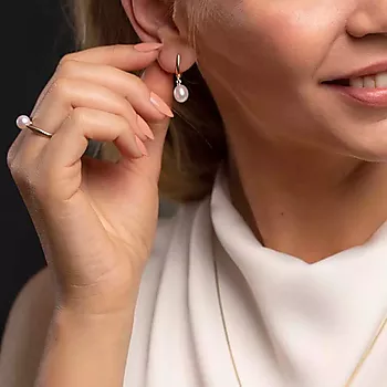 Bilde nummer 3 av Pan Jewelry, Øredobber i 585 gult gull med ferskvannsperler