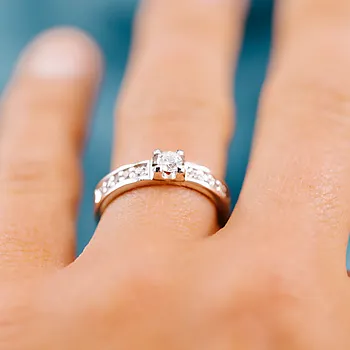 Bilde nummer 3 av Giftering i 585 hvitt gull med diamanter 0,40 CT | 4 mm bredde