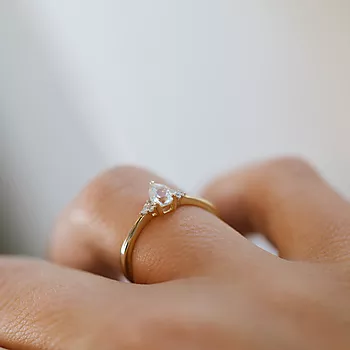 Bilde nummer 2 av Bella dråpering i 585 gult gull med hvit topas og diamanter 0,04