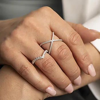 Bilde nummer 2 av Pan Jewelry, Swan tail ring i 925 rhodinert sølv med hvite zirkonia