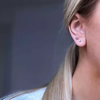 Bilde nummer 2 av Olivia øredobber i 585 hvitt gull med diamant 0,10 ct