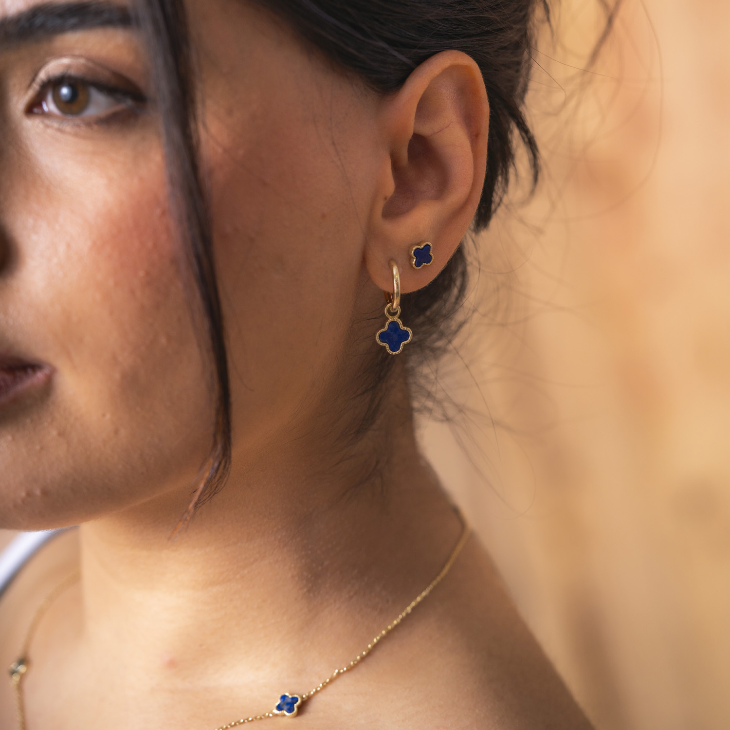 Bilde nummer 2 av Pan Jewelry, Kløver øredobber i forgylt 925 sølv med havblå lapis lazuli