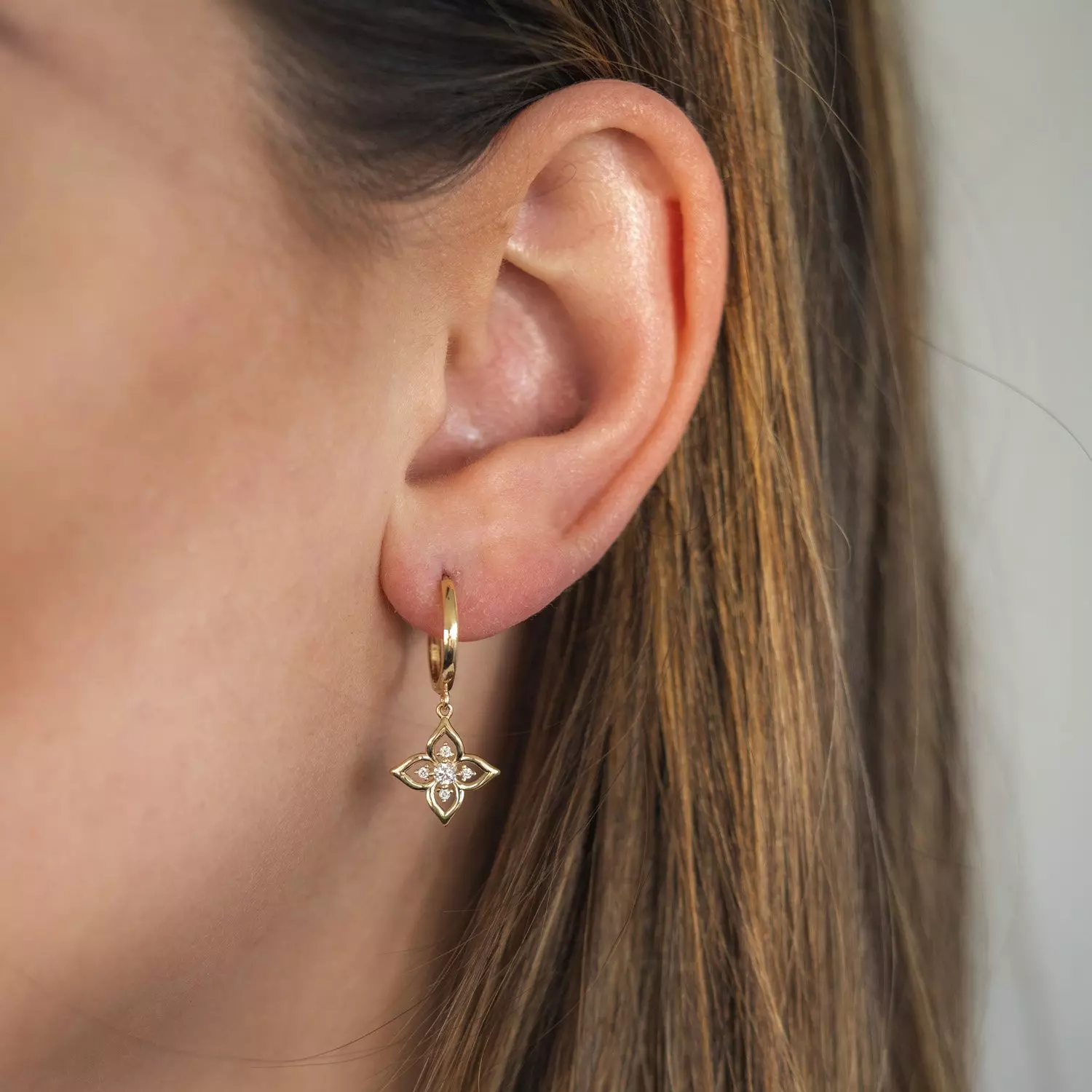 Bilde nummer 2 av Pan Jewelry, Øreringer i 585 gult gull med zirkonia og blomst