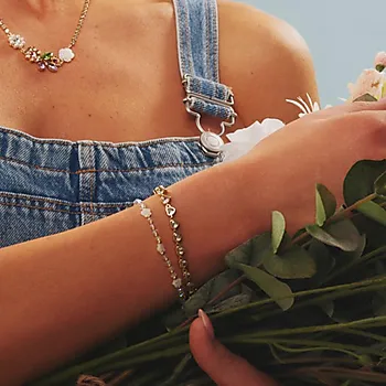 Bilde nummer 2 av Soft Bloom armbånd i forgylt stål med glassperler