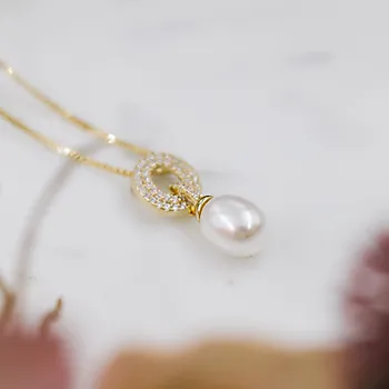 Bilde nummer 3 av Pan Jewelry, Smykke i forgylt 925 sølv med syntetisk perle og zirkonia