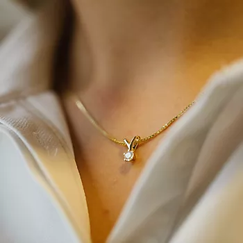 Bilde nummer 2 av Olivia anheng i 585 gult gull med diamant 0,25 ct