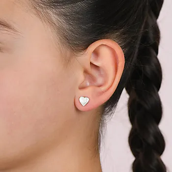 Bilde nummer 2 av Øredobber til barn i 925 sølv med hvitt hjerte