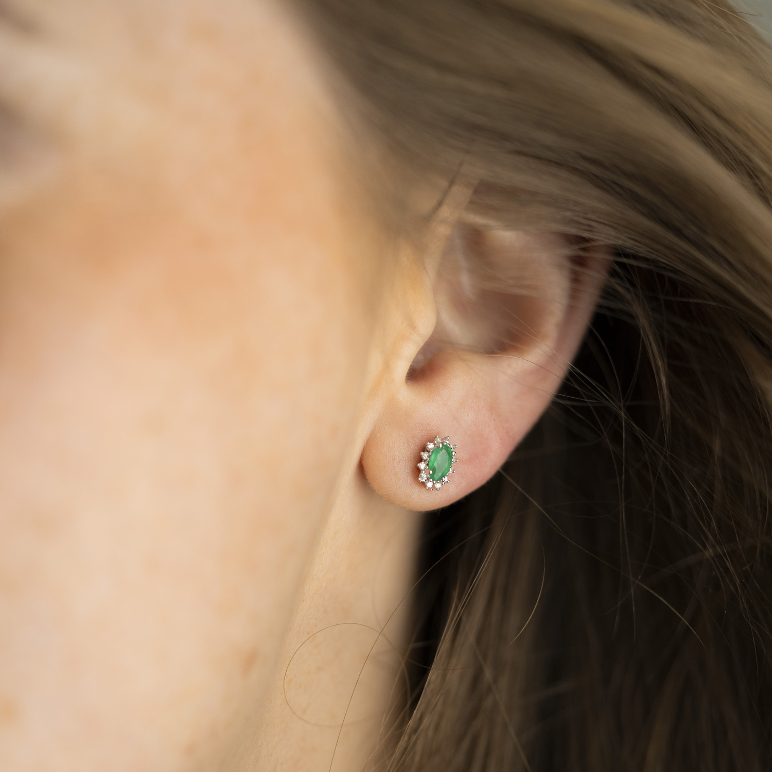 Bilde nummer 2 av Gold Collection, Øredobber i 585 hvitt gull med diamanter 0,08 ct og smaragd