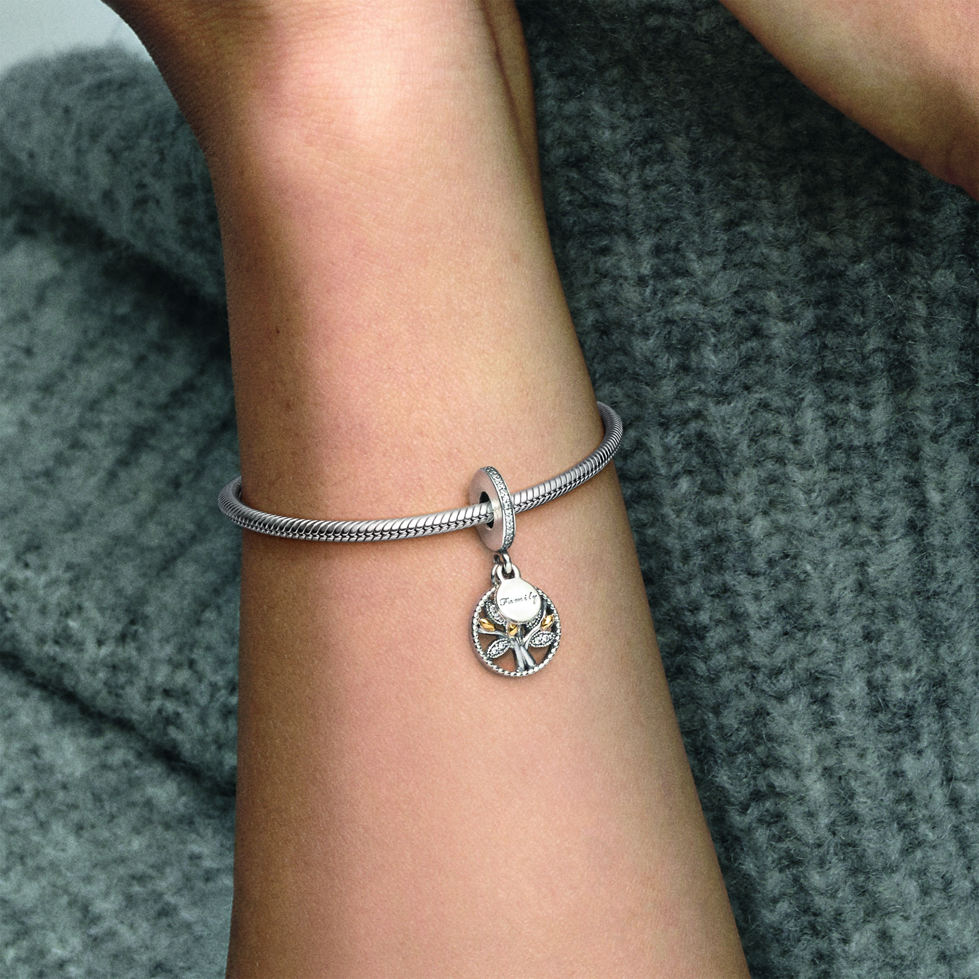 Bilde nummer 2 av Pandora Moments, Charm i 925 sølv med livets tre
