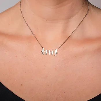 Bilde nummer 2 av Familiesmykke i 925 sølv med mor, far og tre døtre