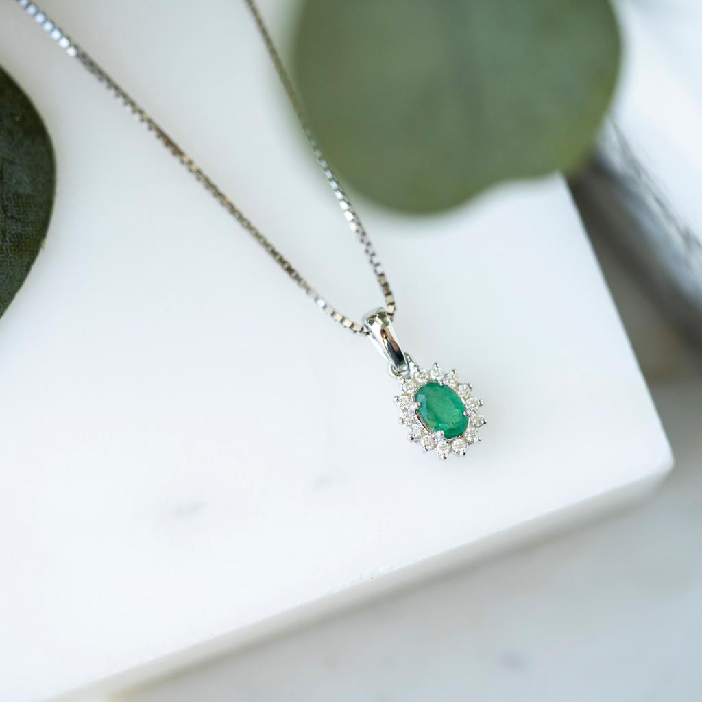 Bilde nummer 3 av Gold Collection, Anheng i 585 hvitt gull med diamanter 0,14 ct og smaragd