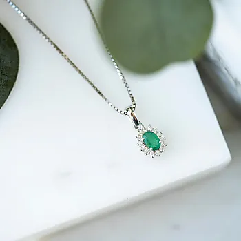 Bilde nummer 3 av Gold Collection, Anheng i 585 hvitt gull med diamanter 0,14 ct og smaragd