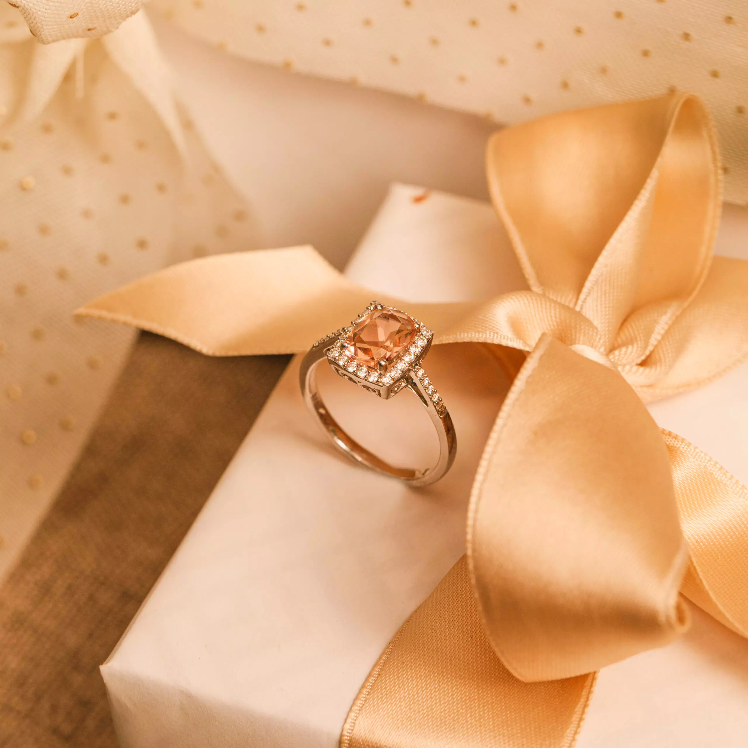 Bilde nummer 4 av Jacqueline diamantring i 375 hvitt gull med diamanter 0,20 ct og morganitt