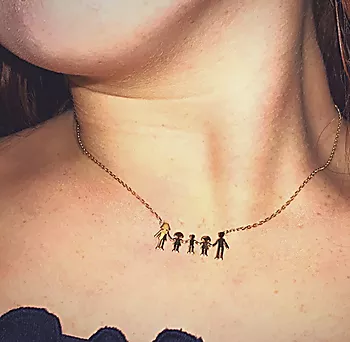Bilde nummer 3 av Pan Jewelry, Familiesmykke med mor, far, to døtre og en sønn i forgylt 925 sølv