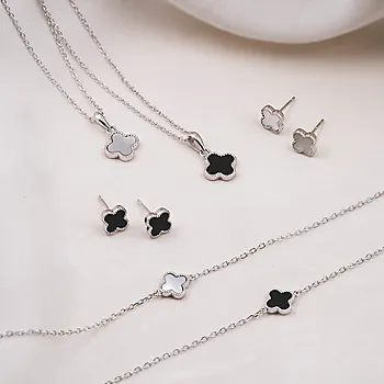 Bilde nummer 3 av Kløver øredobber i 925 sølv med perlemor