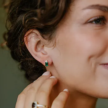 Bilde nummer 3 av Michelle diamantøredobber i 585 gult gull 0,08 ct med hydrotermisk smaragd