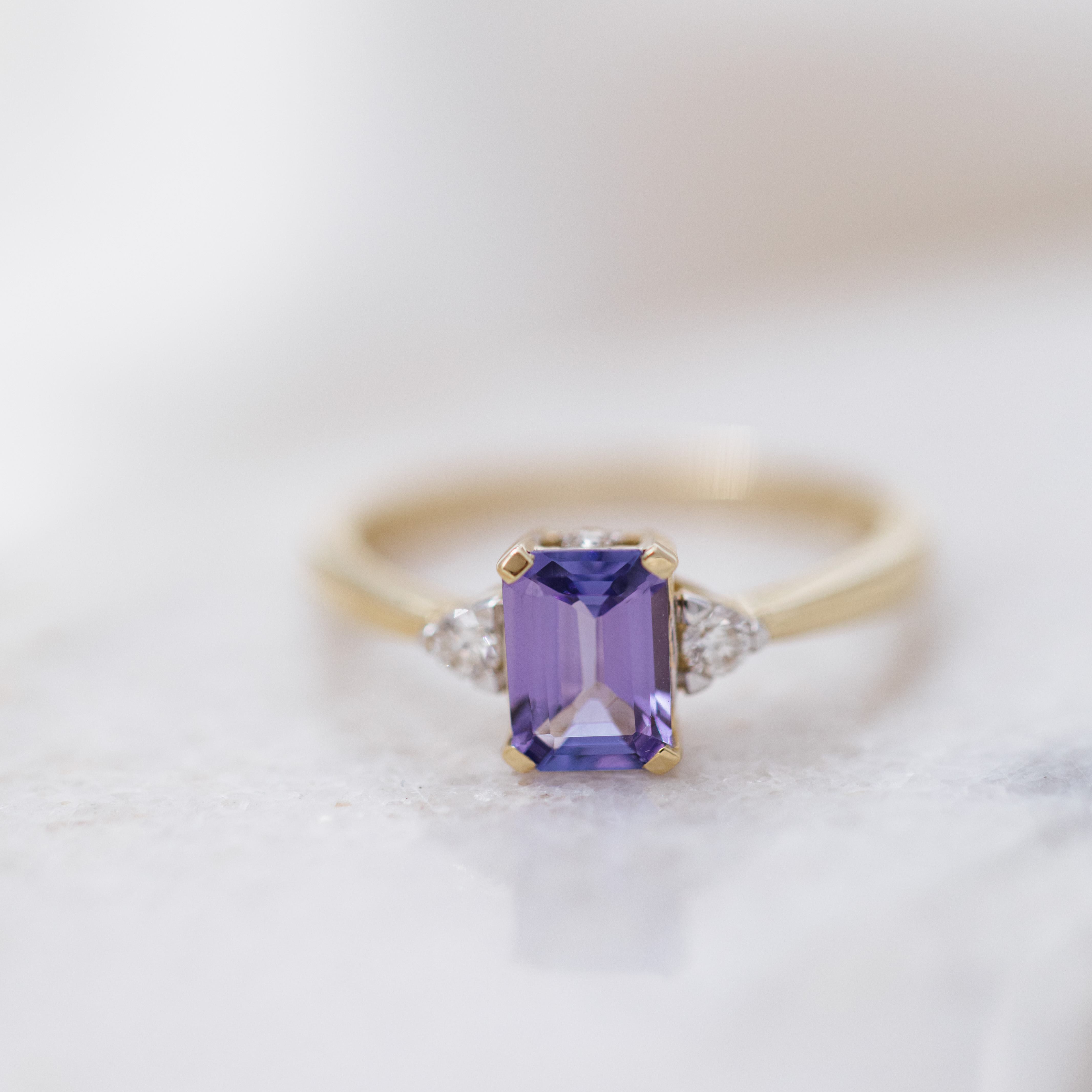 Bilde nummer 4 av Michelle diamantring i 585 gult gull med diamanter 0,10 ct og tanzanitt