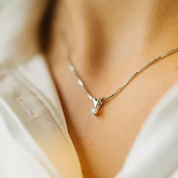 Bilde nummer 2 av Olivia anheng i 585 hvitt gull med diamant 0,10 ct