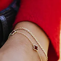 Bilde nummer 5 av Kløver armbånd i 925 forgylt sølv med syntetisk rød agat