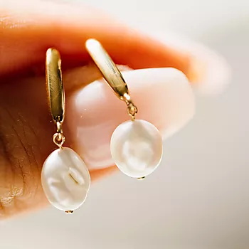 Bilde nummer 3 av Pan Jewelry, Øredobber i 585 gult gull med barokk ferskvannsperle