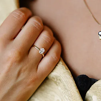 Bilde nummer 4 av Juliett ring i 375 gult gull med moissanite 0,75