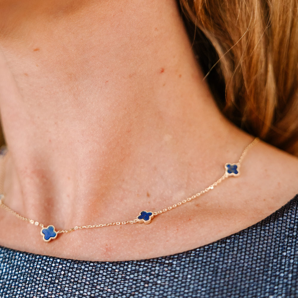Bilde nummer 4 av Pan Jewelry, Kløver smykke i forgylt 925 sølv med havblå lapis lazuli