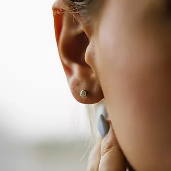 Bilde nummer 2 av Olivia øredobber i 585 gult gull med diamant 0,30 ct