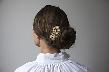 Bilde nummer 2 av Hårspenne i 830 forgylt sølv med rød sten