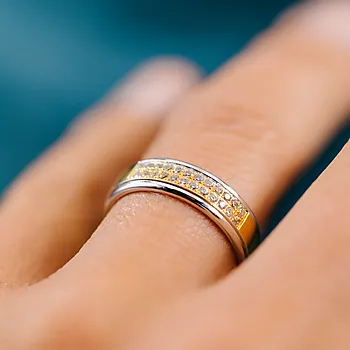 Bilde nummer 2 av Giftering i 585 gult og hvitt gull med diamanter 0,24 CT | 5,5 mm bredde