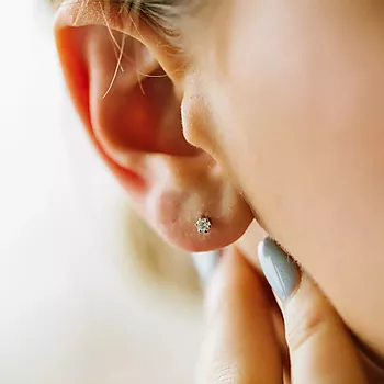 Bilde nummer 2 av Olivia øredobber i 585 hvitt gull med diamant 0,14 ct