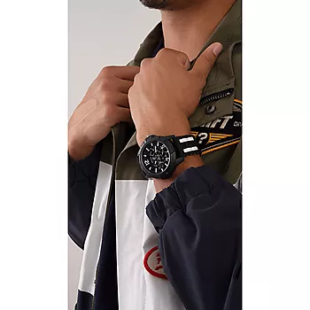 Bilde nummer 3 av Guess, Sport herreklokke i sort stål med flerfarget silikonrem