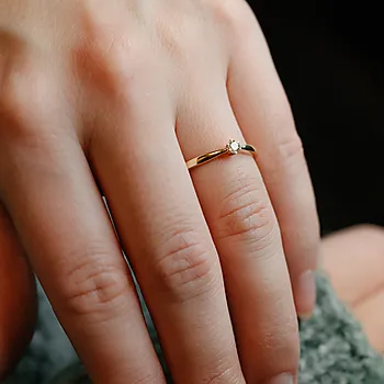 Bilde nummer 4 av Olivia diamantring i 585 gult gull 0,10 ct