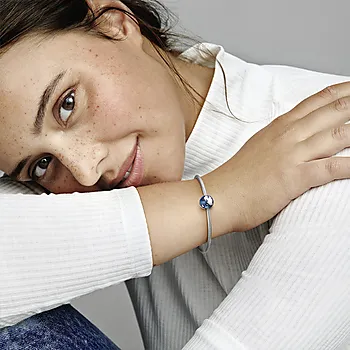 Bilde nummer 2 av Pandora Moments, Charm i 925 sølv med jordklode
