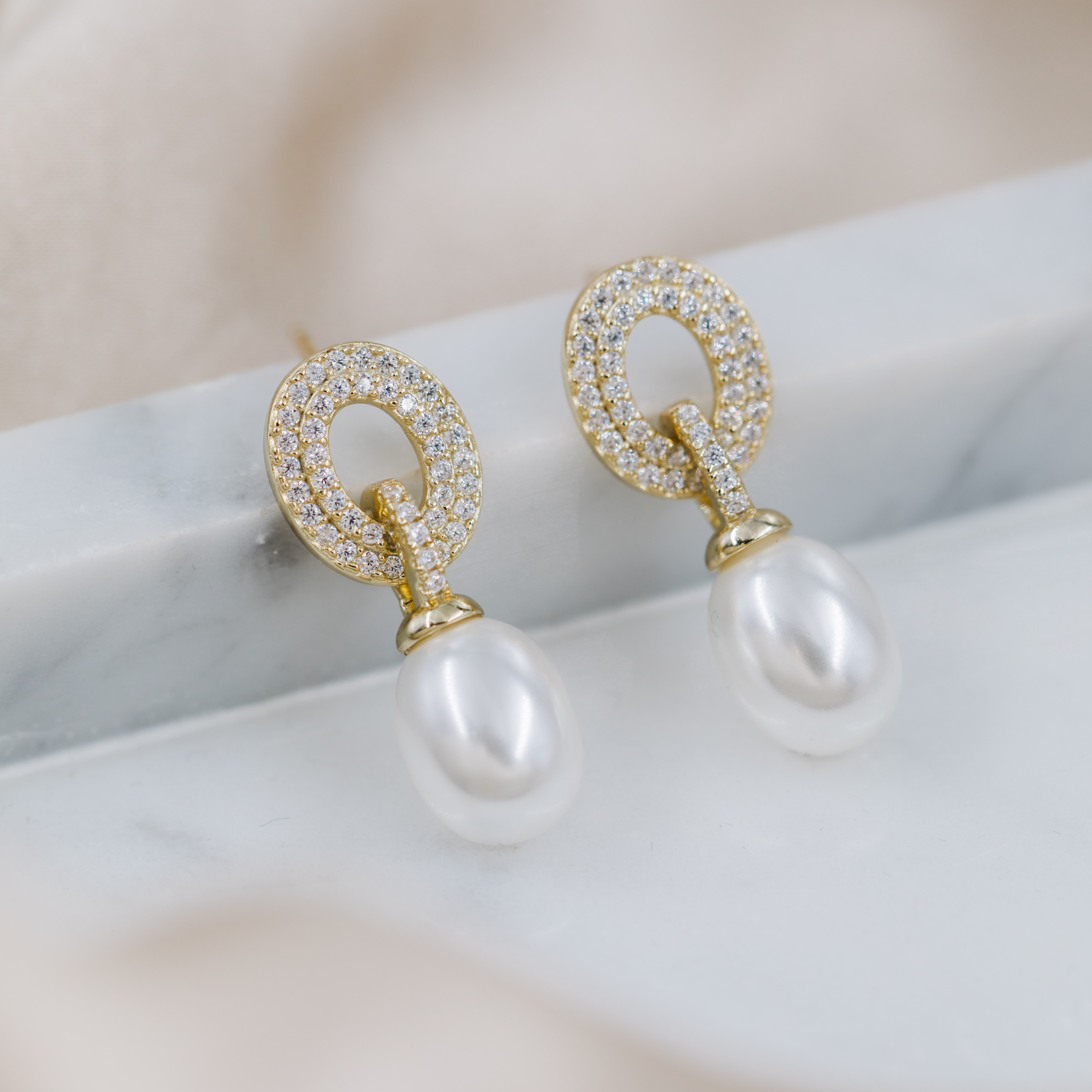 Bilde nummer 2 av Pan Jewelry, Øredobber i 925 forgylt sølv med syntetisk perle og zirkonia