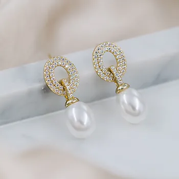Bilde nummer 2 av Pan Jewelry, Øredobber i 925 forgylt sølv med syntetisk perle og zirkonia