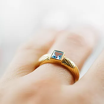Bilde nummer 3 av Janne Formoe by Pan Jewelry, Ring i forgylt 925 sølv med blå zirkonia