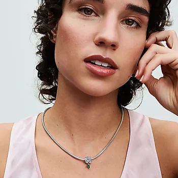 Bilde nummer 2 av Pandora Moments, Charm i 925 sølv med rose og grønne blader