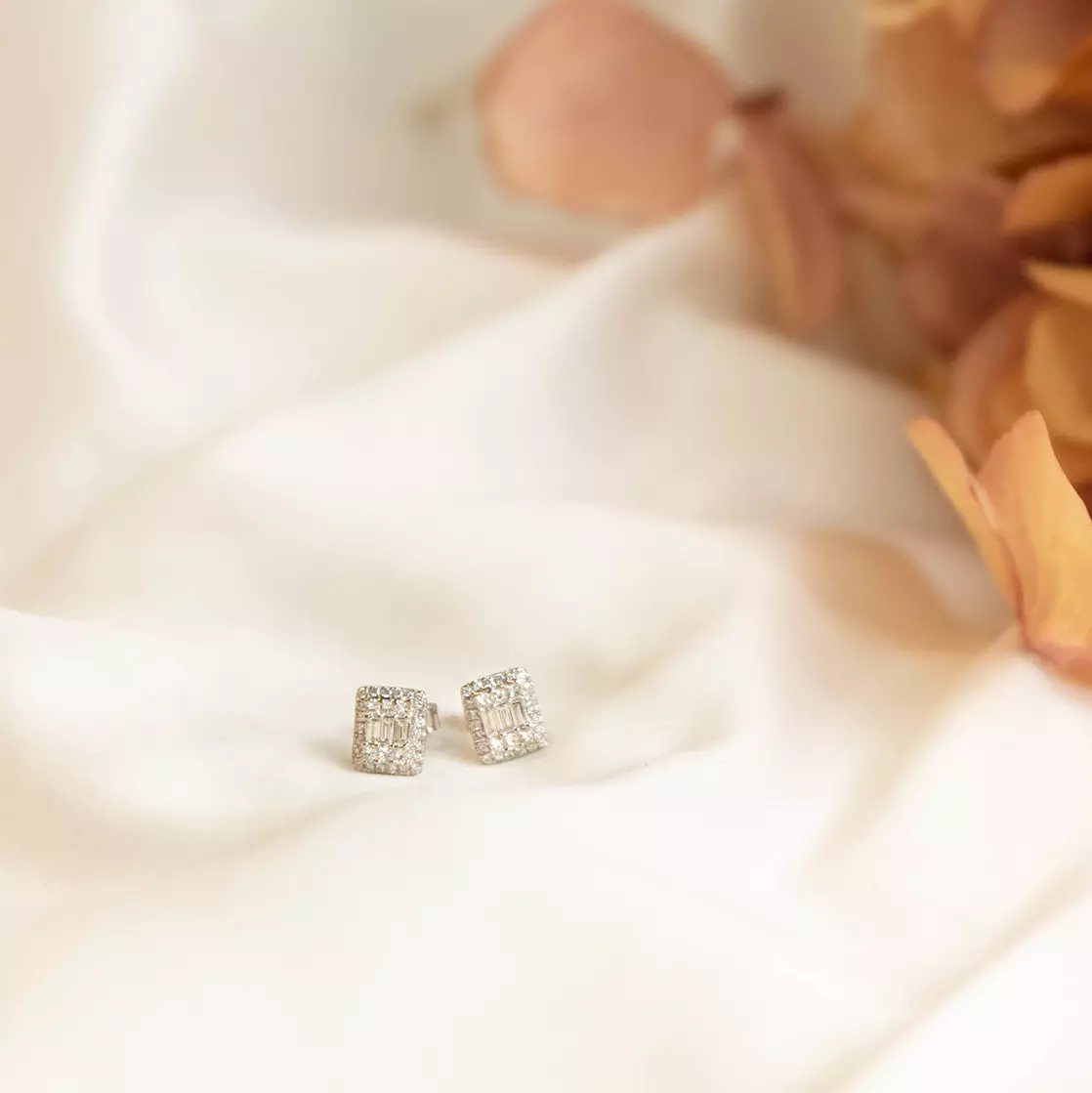 Bilde nummer 3 av Elizabeth øredobber i 585 hvitt gull med diamanter 0,50 ct