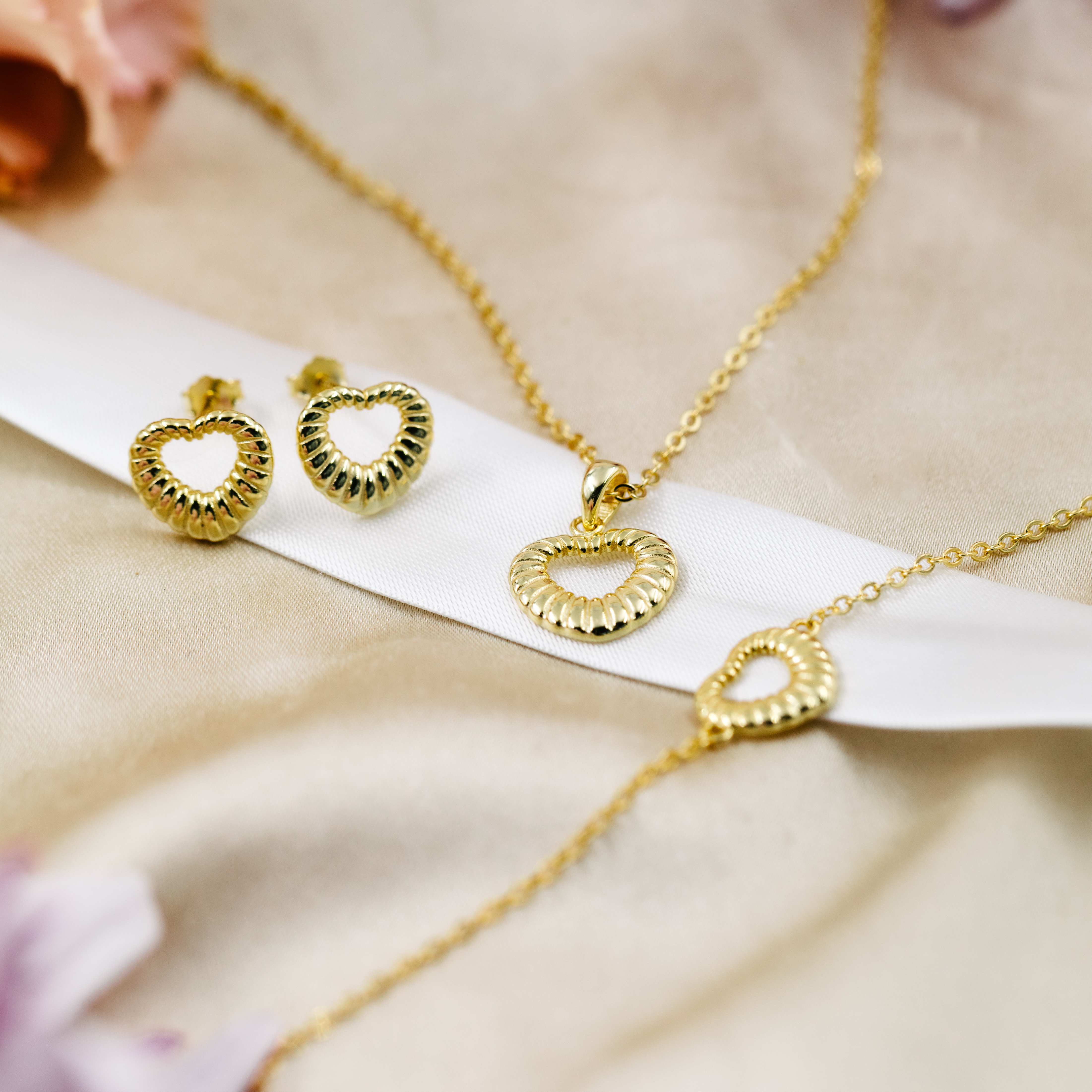 Bilde nummer 3 av Pan Jewelry, Øredobber i forgylt 925 sølv med hjerte