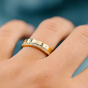 Bilde nummer 2 av Giftering i 585 gult gull med diamanter 0,15 CT | 5 mm bredde