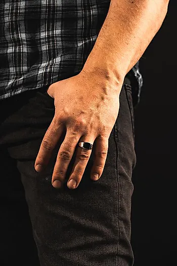 Bilde nummer 4 av Black ring i 925 sølv med onyx