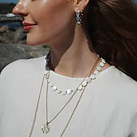 Bilde nummer 2 av Solstice øreringer i forgylt messing med opal