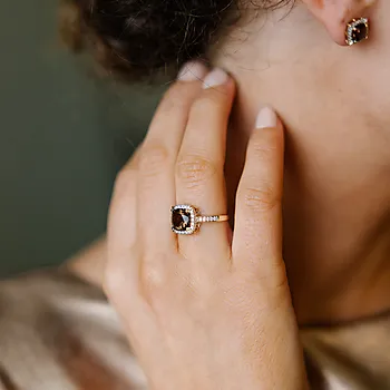 Bilde nummer 3 av Siena diamantring i 585 gult gull 0,25 ct med røykkvarts