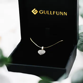 Bilde nummer 4 av Clara smykke i 375 gult gull med diamanter 0,25 ct