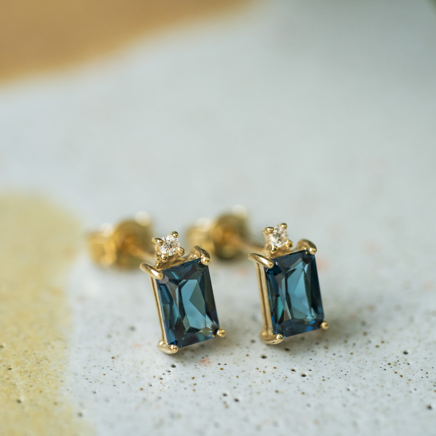Bilde nummer 3 av Pan Jewelry, Øredobber i 585 gult gull med zirkonia og blå glassten