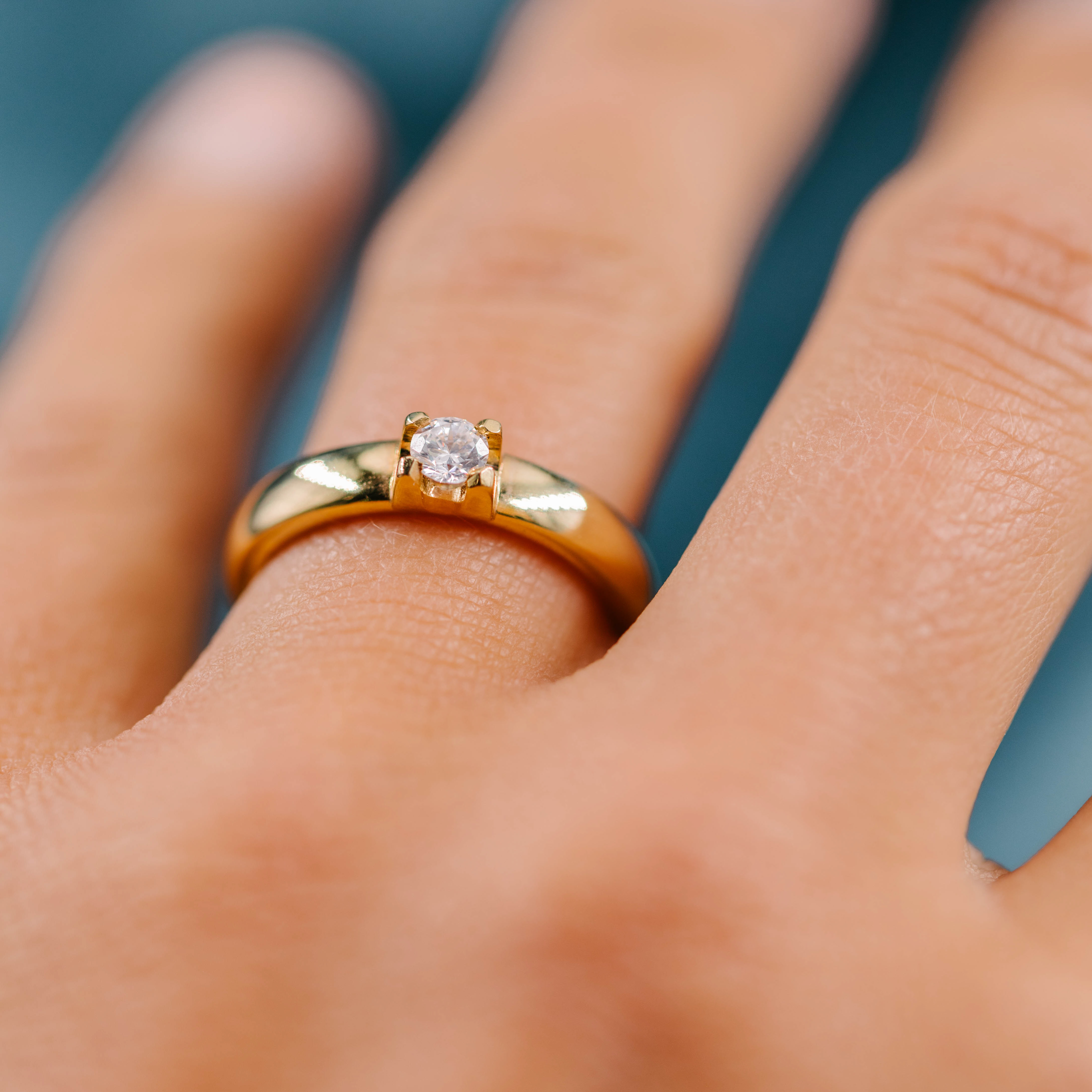 Bilde nummer 2 av Giftering i 585 gult gull med diamant 0,20 ct | 4 mm bredde