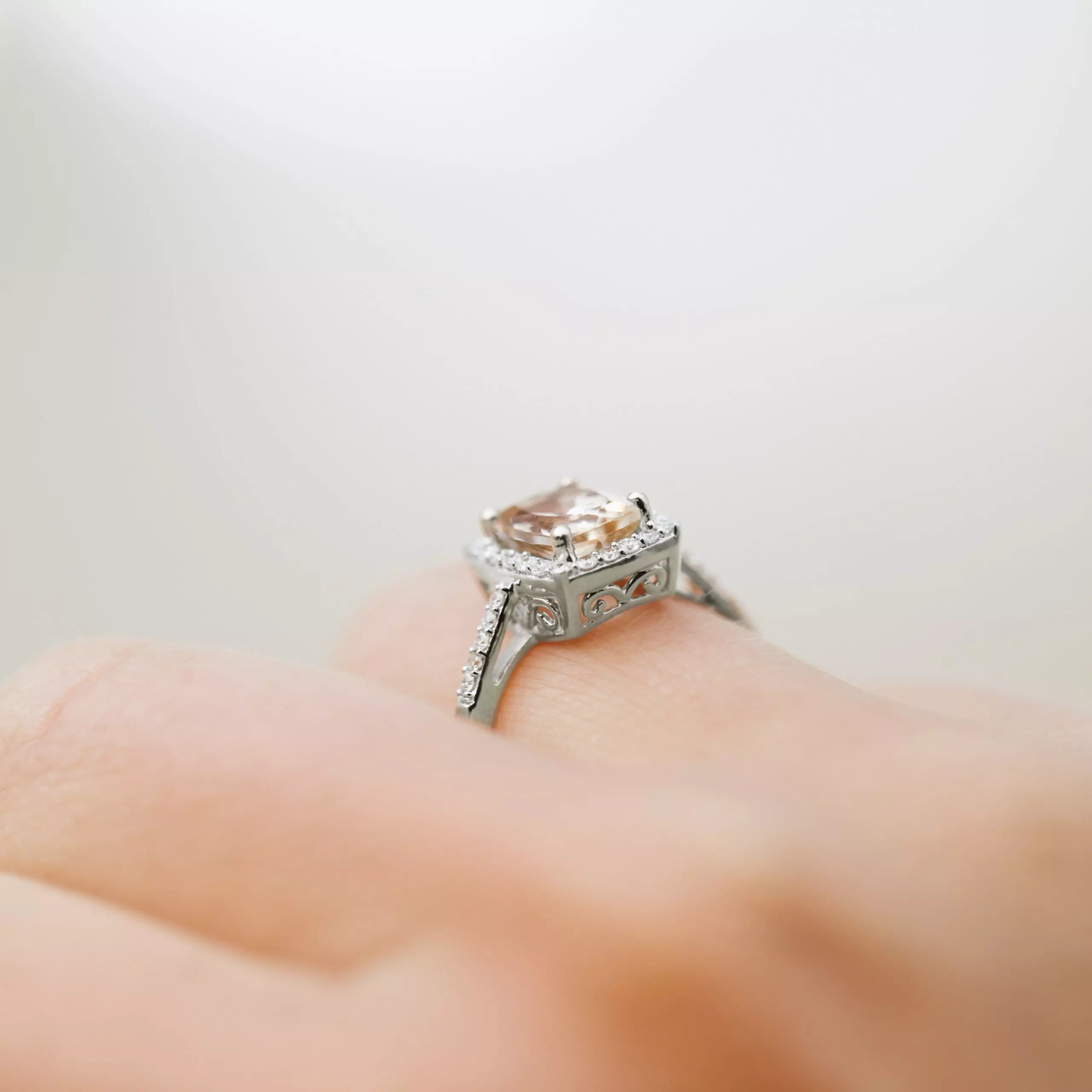 Bilde nummer 3 av Jacqueline diamantring i 375 hvitt gull med diamanter 0,20 ct og morganitt