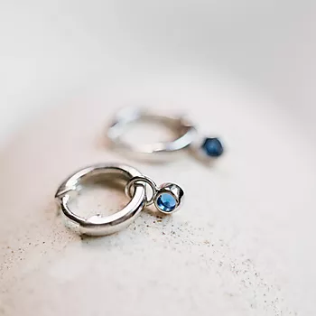 Bilde nummer 2 av Pan Jewelry, Øreringer i 925 sølv med blå zirkonia