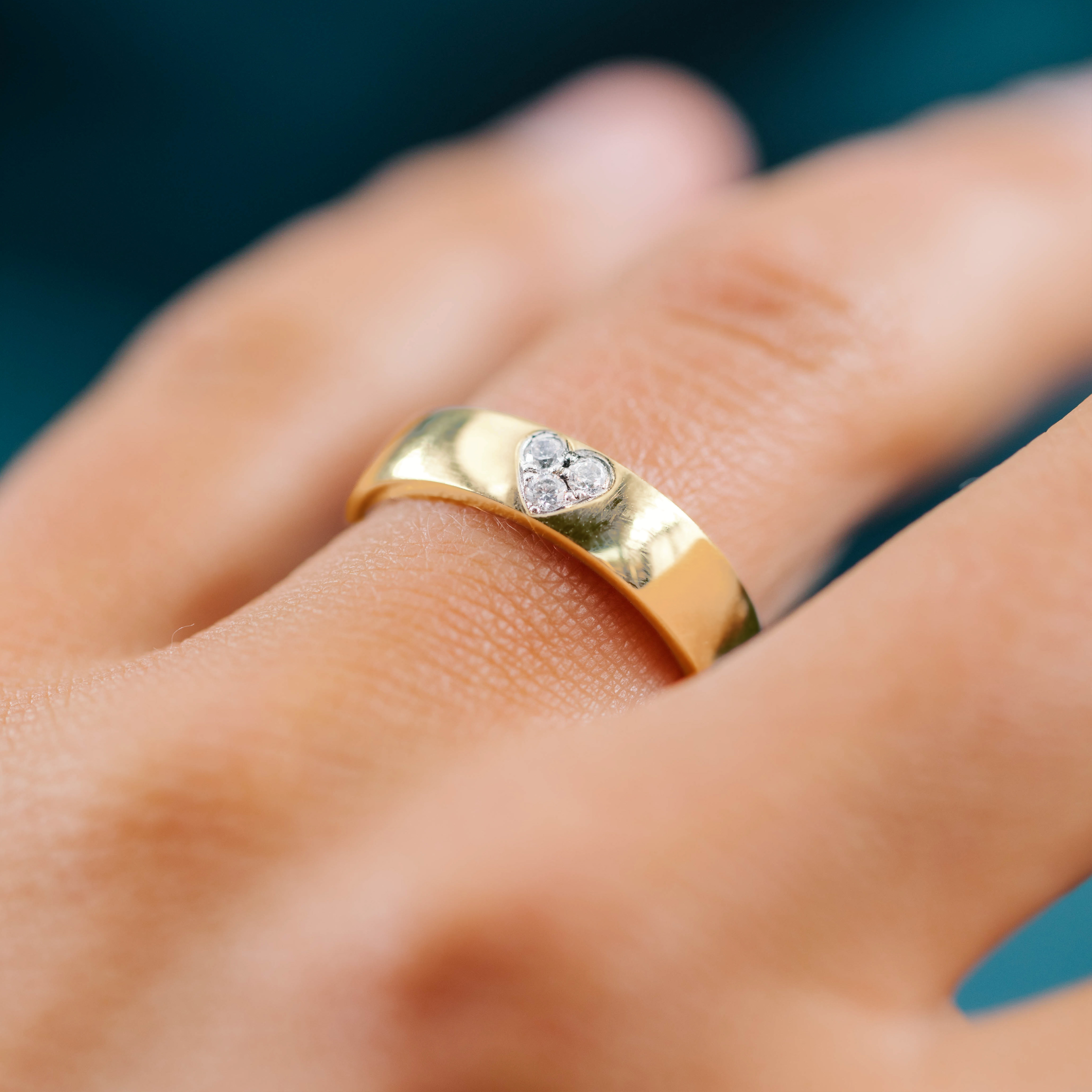 Bilde nummer 2 av Moments by Pan Jewelry, Diamantring Beloved i 585 gult gull med hjerte 0,12 CT | 5 mm bredde